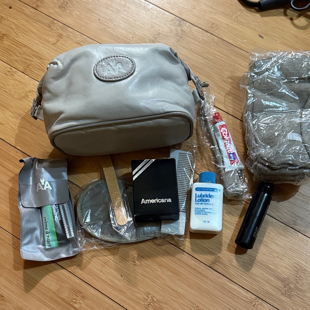 American Airlines Vintage Cream Travel Set with Accessories